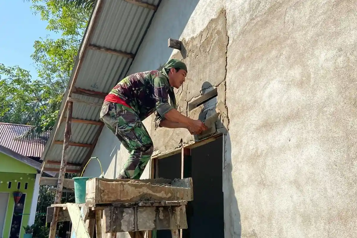 Pacu Progres TMMD Kodim 1208/Sambas Plaster Dinding PAUD Ar-Rahman Desa Lubuk Dagang