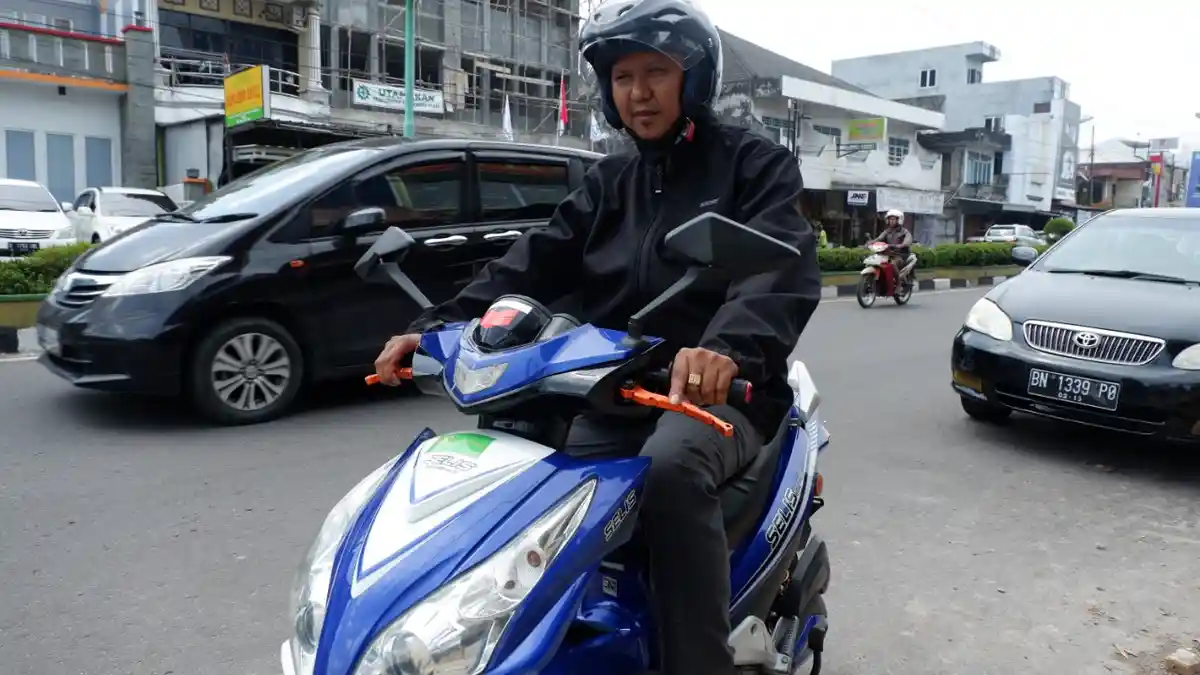 Tak Perlu Lagi Antre BBM, Pria ini Berangkat ke Kantor Pakai Motor Listrik
