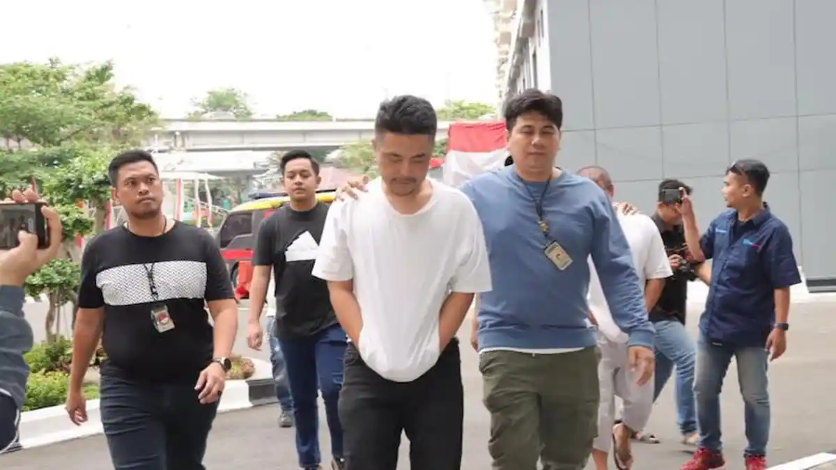 Oge Arthemus Kini Memakai Baju Tahanan Usai Memasok 3 Botol Bibit Ganja