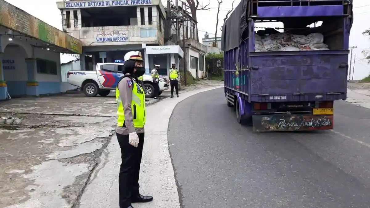 Polres Karo Laksanakan Pengamanan Kamseltibcarlantas Jalur Wisata