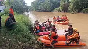 PENCARIAn-korban-tenggelam-sungai-kriyan.jpg
