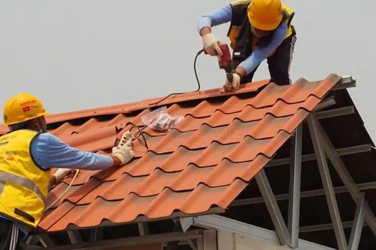 Pria Pasuruan Ngamuk Jebol Genteng Lalu Lempar ke Rumah Tetangga, Diduga Stres Ditinggal Pacar Nikah