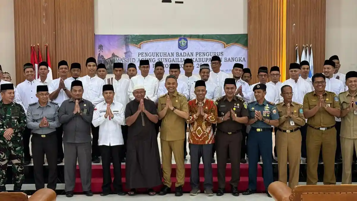 Isnaini Kukuhkan Badan Pengurus Masjid Agung Sungailiat