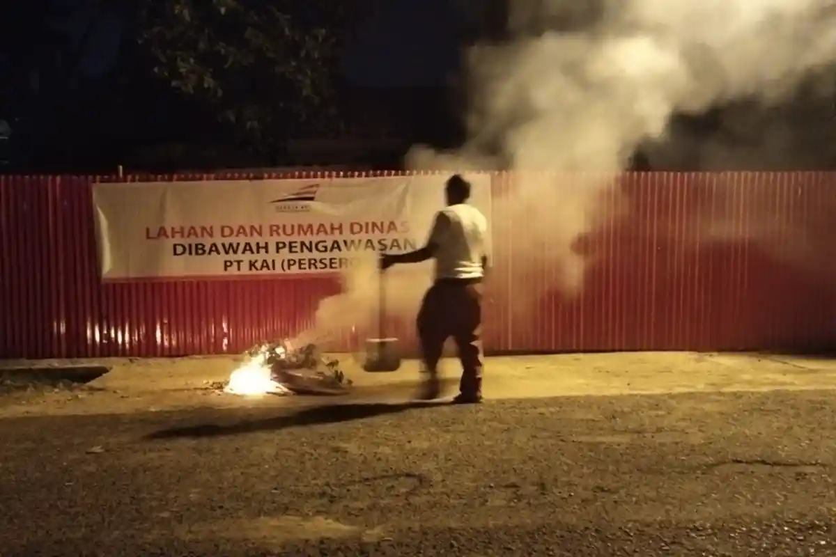 Kondisi Rumah Dinas yang Dieksekusi PT KAI Sudah Terpagar Seng dan Dipasang Spanduk