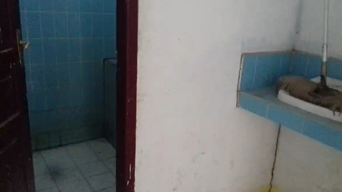 Begini Penampakan Toilet DPRD Takalar, Jorok dan Bau Pesing - toilet-kotor_20160826_163903.jpg