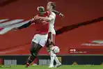 gelandang-manchester-united-paul-pogba-kiri-berduel-dengan-bek-arsenal-rob-holding-kanan.jpg