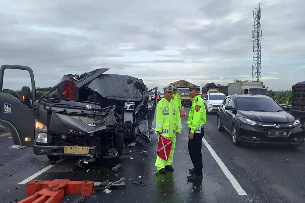 Mobil Elf Ringsek Terlibat Kecelakaan di Tol Tangerang-Merak, Satu Penumpang Tewas di Tempat
