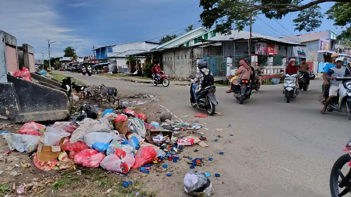 Sampah Menggunung di Pasar Bongkar Bula, Warga Soroti Minimnya Penanganan Pemkab SBT