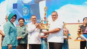 20230809_Musaad-serahkan-piala-kepada-Penjabat-Bupati-Sorong.jpg
