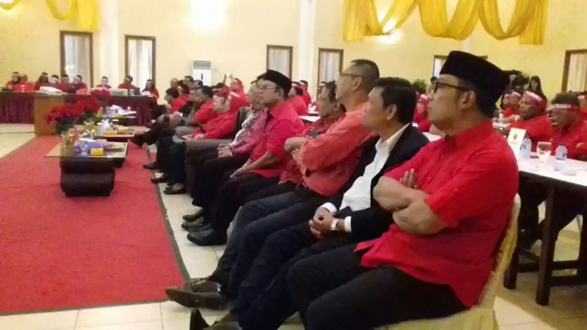 Ada Apa di Balik Baju Merah dan Sungkem Ridwan Kamil kepada Megawati