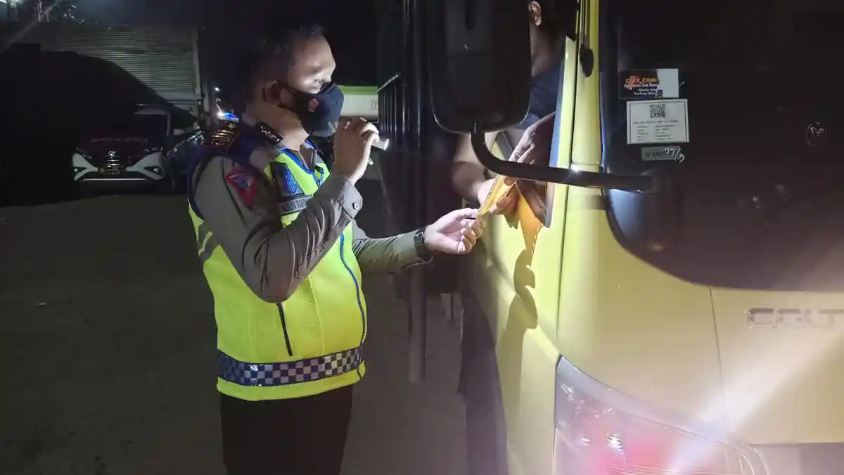 Satlantas Polresta Jambi Tilang 10 Truk Batu Bara di Terminal Distribusi Talang Gulo