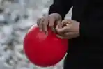 Balon Merah di Reruntuhan Bangunan Gempa Turki