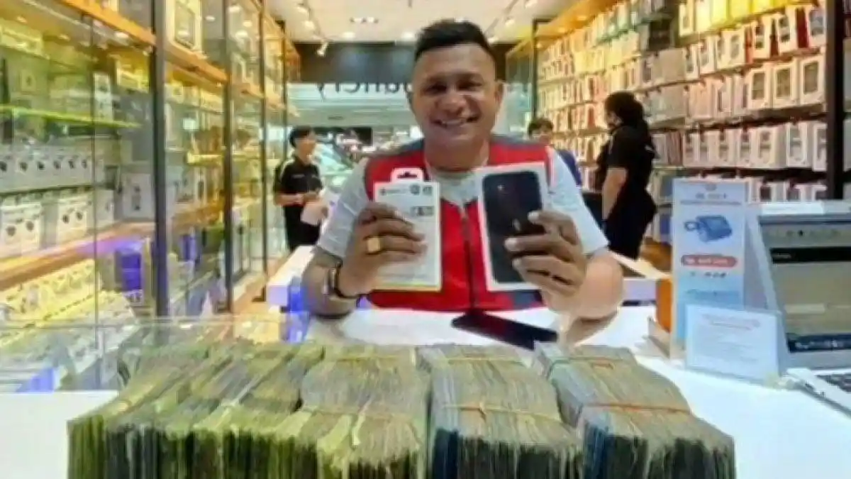 Heboh, Tukang Parkir Beli iPhone 11 Rp 7,3 juta dengan Uang Pecahan Rp2.000-an