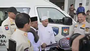 Mendagri-Muhammad-Tito-Karnavian-menyerahkan-secara-simbolis-satu-unit-mobil.jpg