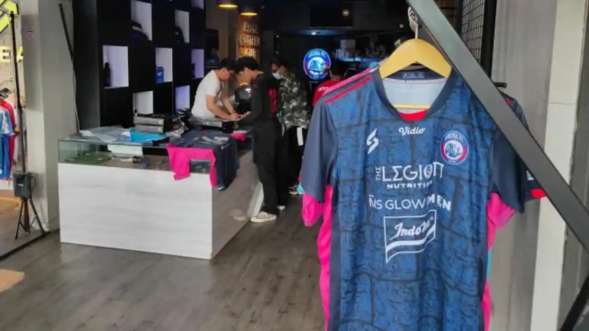 Jersey Arema FC Authentic dan Replika 'Sold Out' Diborong Aremania dan Aremanita
