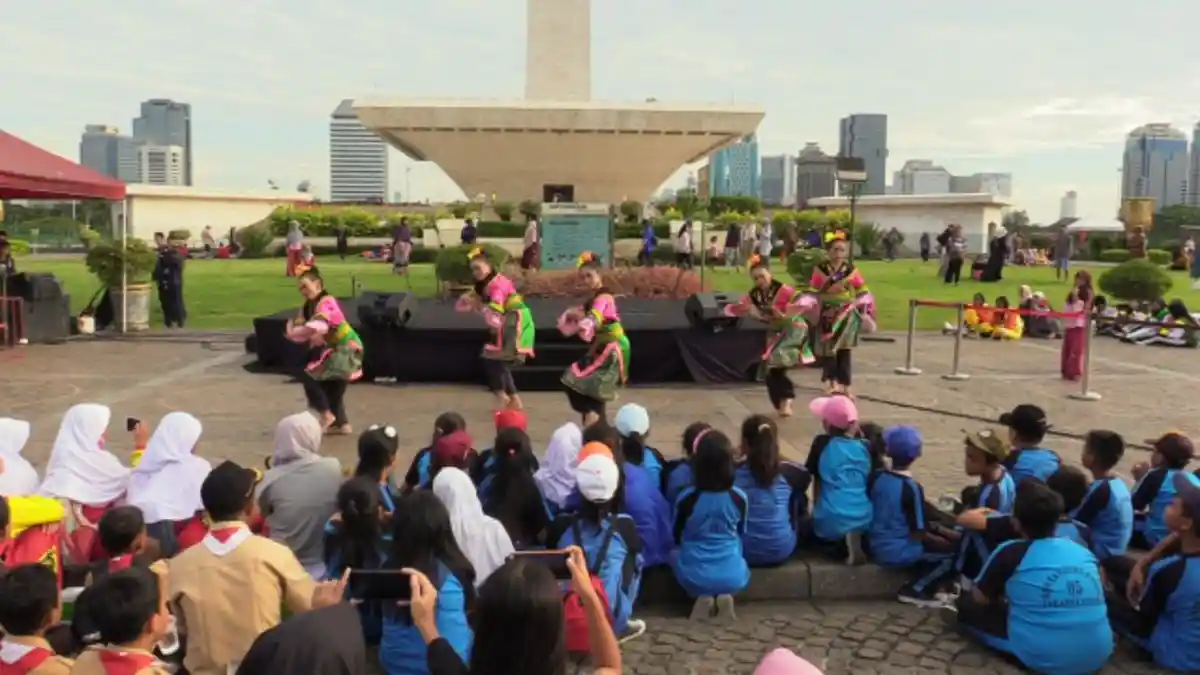 Pentas Seni Terbuka di Monas, Pelajar Jakut Dapat Pujian Wisatawan Mancanegara