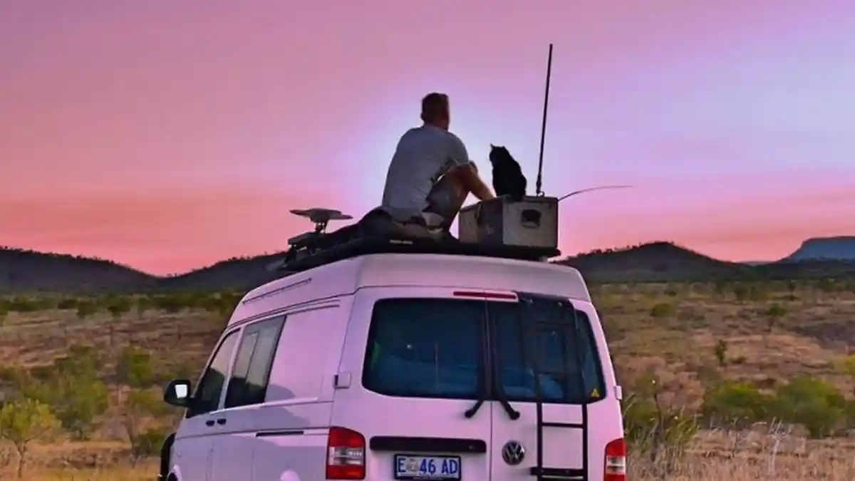 Pemuda Ini Keliling Australia Bareng Kucingnya, Jual Rumah dan Keluar Kerja