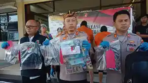PAMERKAN-BUKTI-Kapolres-Sumedang-AKBP-Sandityo.jpg