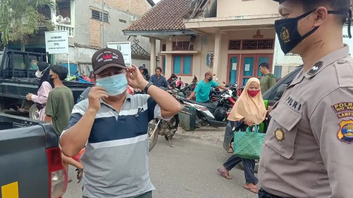 PPKM Level 3, Polsek Banjit Tingkatkan Operasi Yustisi di Pasar Kalangan