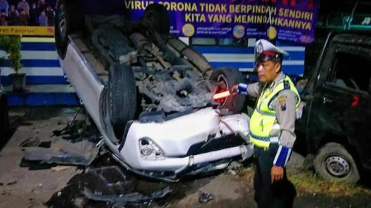 Diduga Sopir Ngantuk, Fortuner Tabrak Tiang dan Mobil Patroli Polisi hingga Ringsek