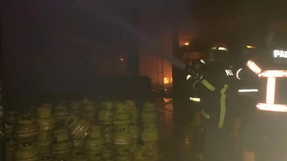 Api Hanguskan 2 Rumah dan Gudang Penjual Gas Elpiji di Jalan Raya Indarung Padang