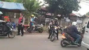 Polisi-menyisir-Jalan-Raya-Bogor-untuk-mengamankan-lokasi-bentrok-dua-kelompok-massa.jpg
