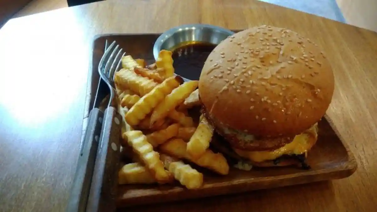 Burger Ribs, Menu Kekinian Para Penggemar Ribs dengan Keju yang Meleleh