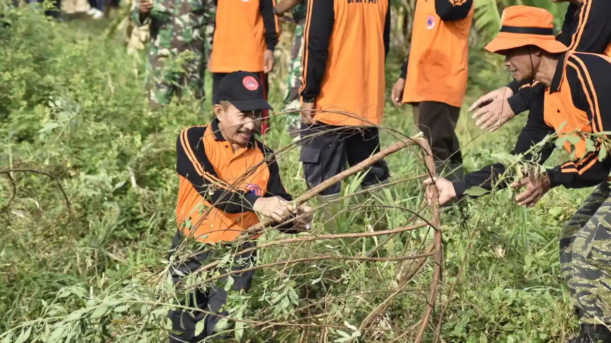 Siaga Banjir, Bupati dan PNS Pemkab Pati Guyub Bersihkan Sungai Simo