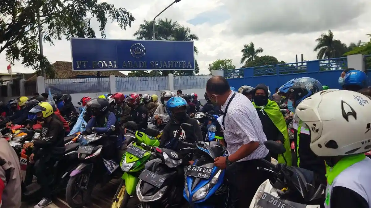 Massa Buruh di KBB Sweeping Gedor Pabrik, Blokade Jalan Padalarang: Naikan Upah hingga 10 Persen