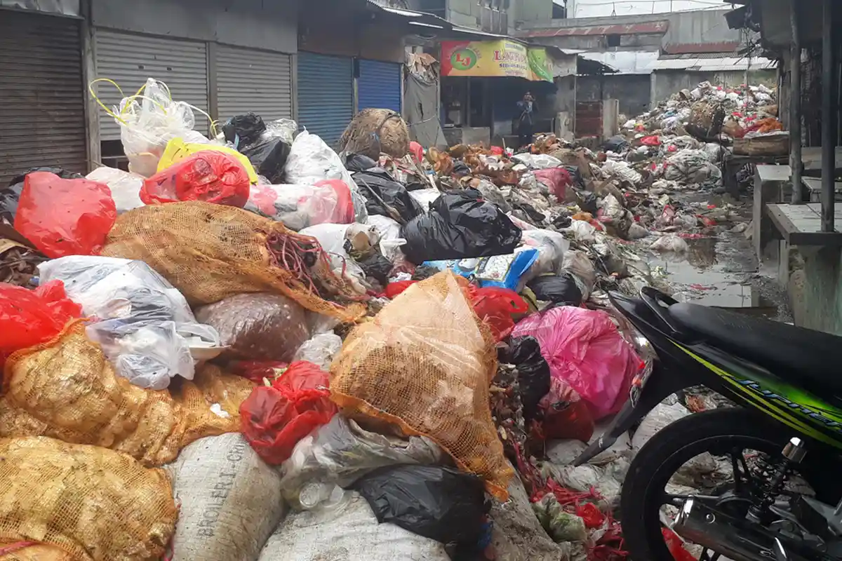 Puluhan Kios di Pasar Sayati Tutup Gara-gara Tumpukan Sampah yang Menggunung