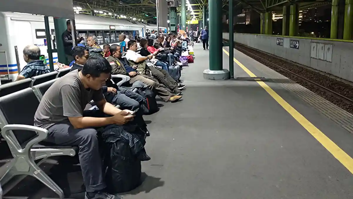 Meski Libur Lebaran Sudah Berakhir, Stasiun Gambir Masih Ramai Pemudik