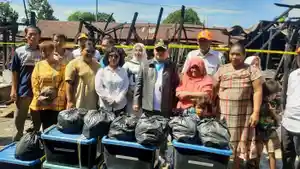 bupati-serahkan-bantuan-korban-kebakaramn.jpg