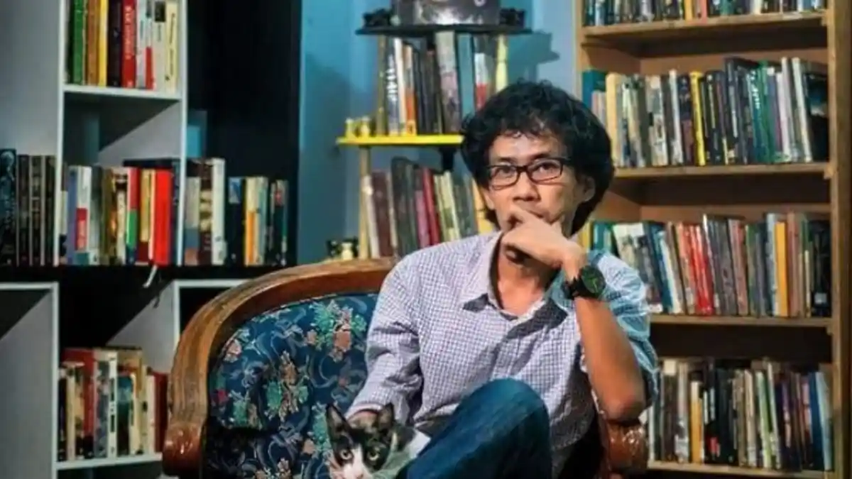 Puisi Aku Menunggu di Kantukmu Aan Mansyur