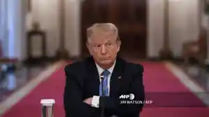 trump-tangan-bersilang.jpg