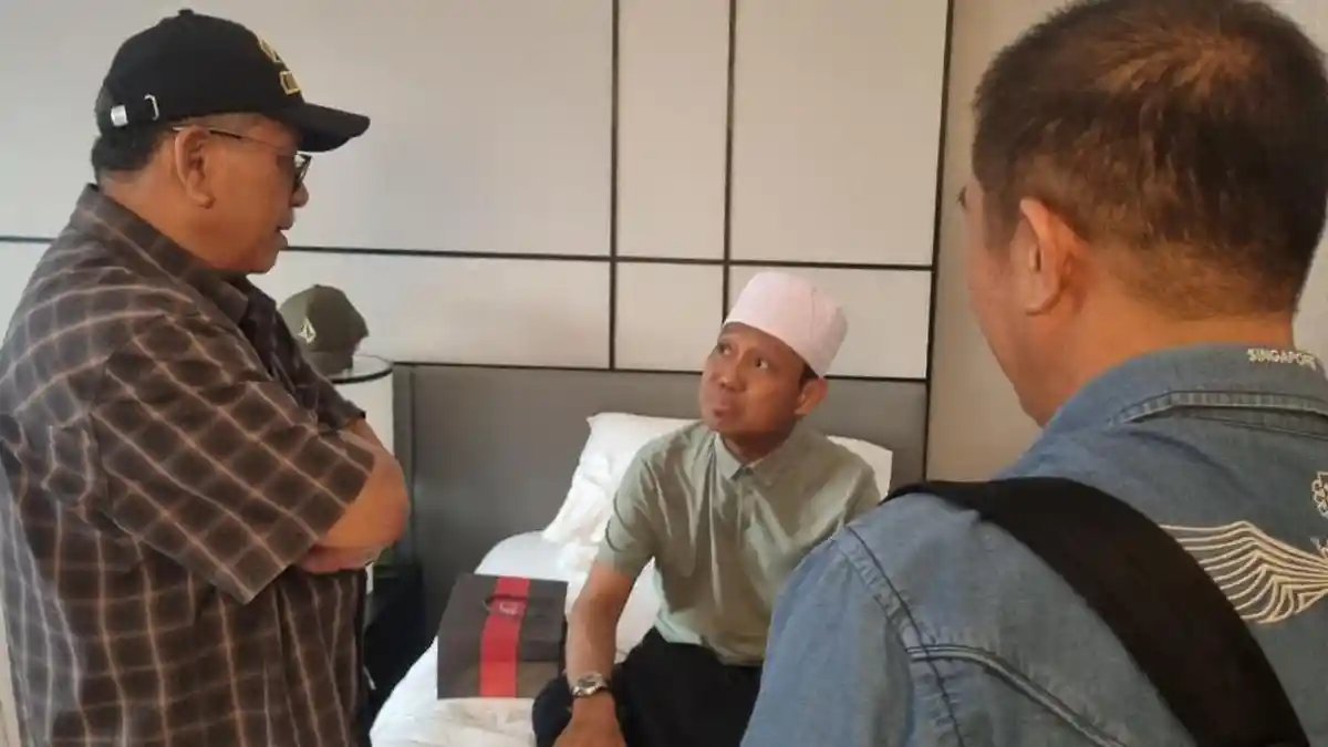 IAS dan Deng Ical Besuk Ustaz Dasad Latif: Insya Allah Rabu Sudah Bisa Pulang