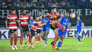 Duel-pemain-Madura-United-dan-Persib-Bandung-pada-laga-pekan-ke-23-Super-League-2025.jpg