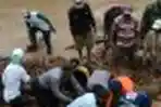 Evakuasi Korban Longsor di Jombang