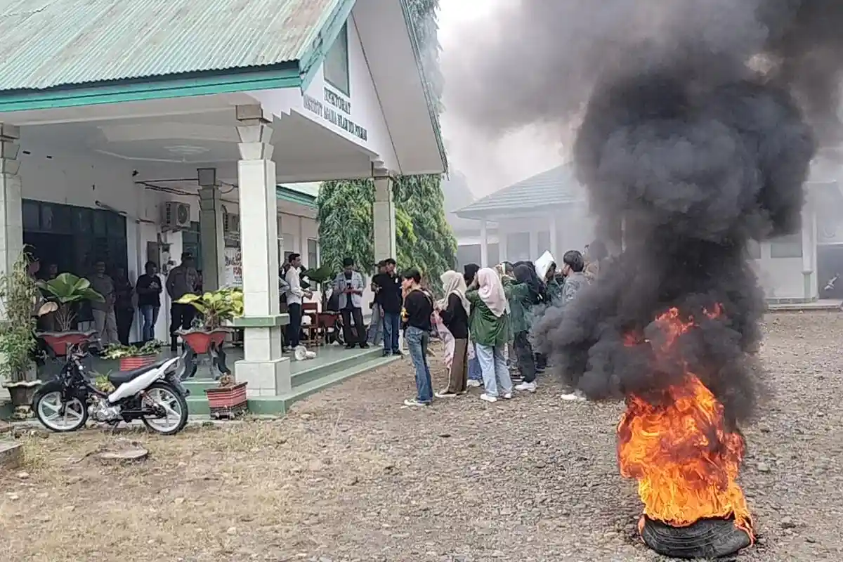 BREAKING NEWS: Mahasiswa IAI DDI Polman Demo Minta Rektor Evaluasi Oknum Dosen Malas Mengajar