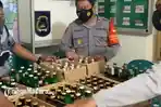 ratusan-botol-miras-berbagai-merk-disita-petugas-di-mapolsek-duduksampeyan.jpg