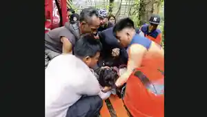 Evakuasi-Tim-penolong-saat-mengevakuasi-petani-tuak-di-Banjar-Lungsiakan.jpg