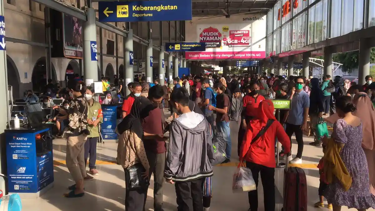Puncak Arus Balik Dimulai, Stasiun Pasar Senen Paling Sibuk