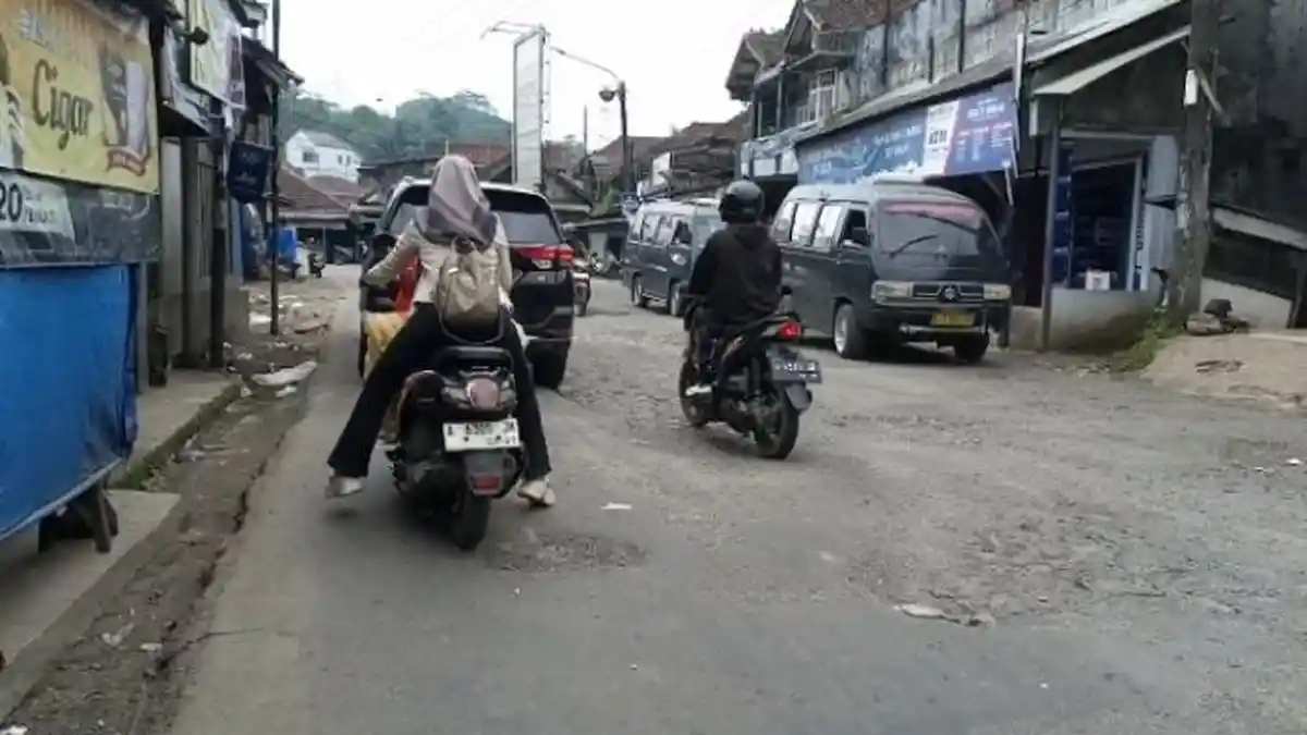 Hampir Tiap Hari Terjadi Kecelakaan, Pengendara Keluhkan Kerusakan Jalan di Pasar Saketi Pandeglang