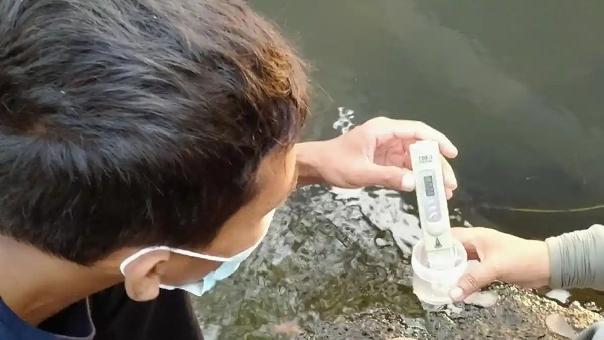 Diduga Tercemar Limbah, Sampel Air Sungai Kresek Kediri yang Hitam dan Berbau Dibawa ke Laboratorium
