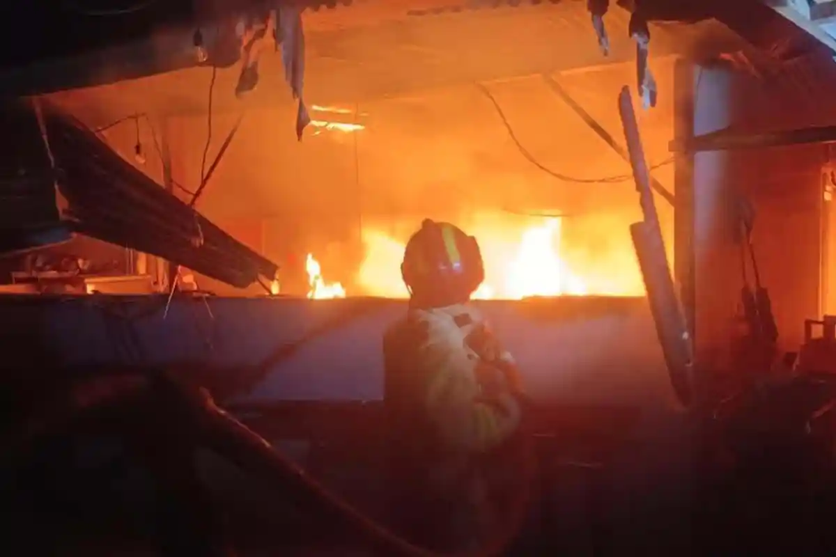 Damkar Lumajang Padamkan Kebakaran Depot Ayam Goreng, Bermula dari Ganti Tabung Gas di Dapur