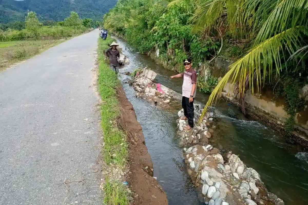 Diterjang Banjir, Ratusan Meter Tanggul Jalan di Abdya Ambruk