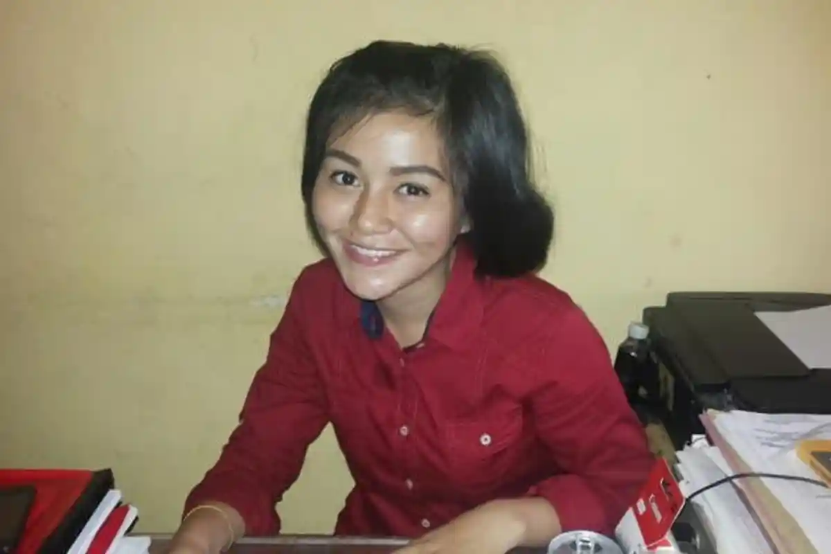 Pak RT Pun Kaget Lihat Sang Polwan Pulang Pagi Berpakaian Seksi, untung Tetangga Sendiri