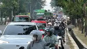 20260427_KEPADATAN-MENGULAR-Kepadatan-kendaraan-mengular.jpg