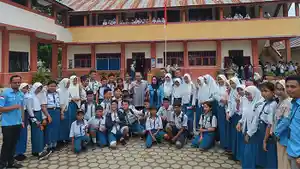 Bupati-Bolmong-Yusra-Alhabsyi-membagikan-seragam-gratis-kepada-siswa-di-SMPN-1-Lolak-Foto-2.jpg