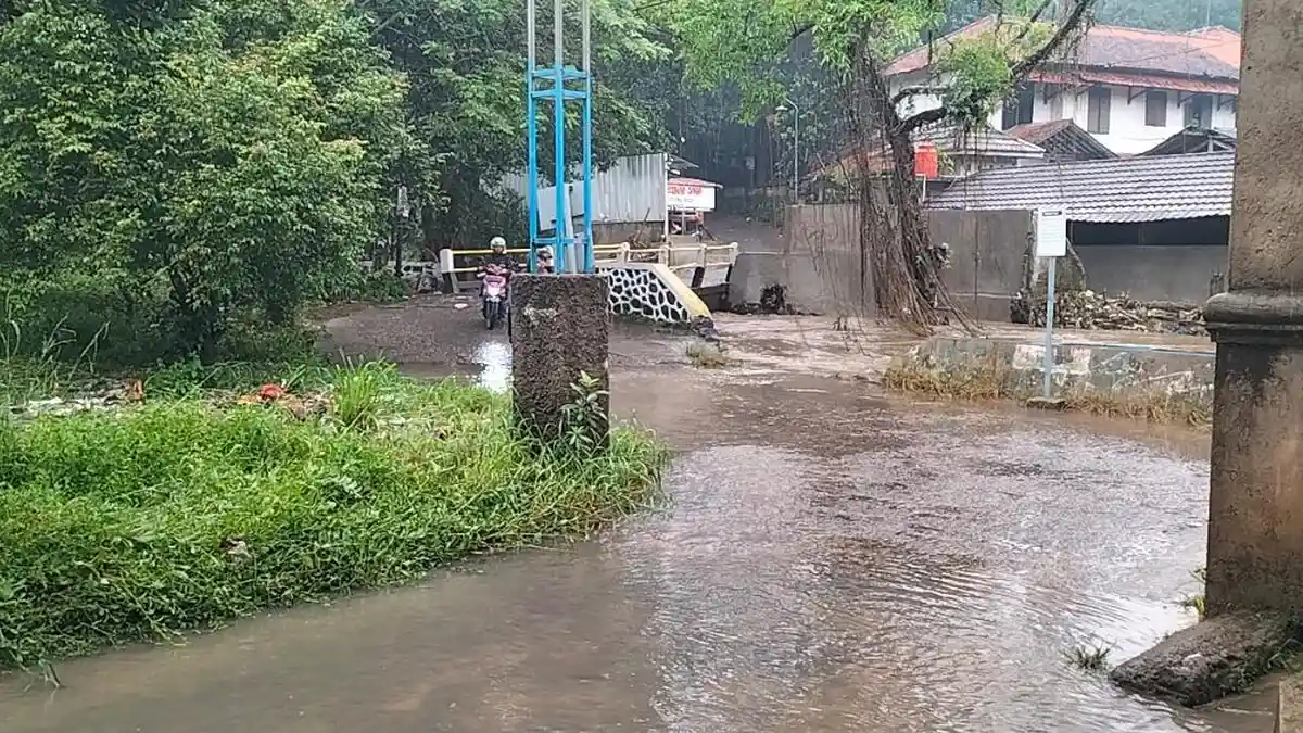 Hindari Jalan Benda 3 Cipayung Depok, Kali Pesanggrahan Meluap, Jalan Tergenang Hampir Semeter