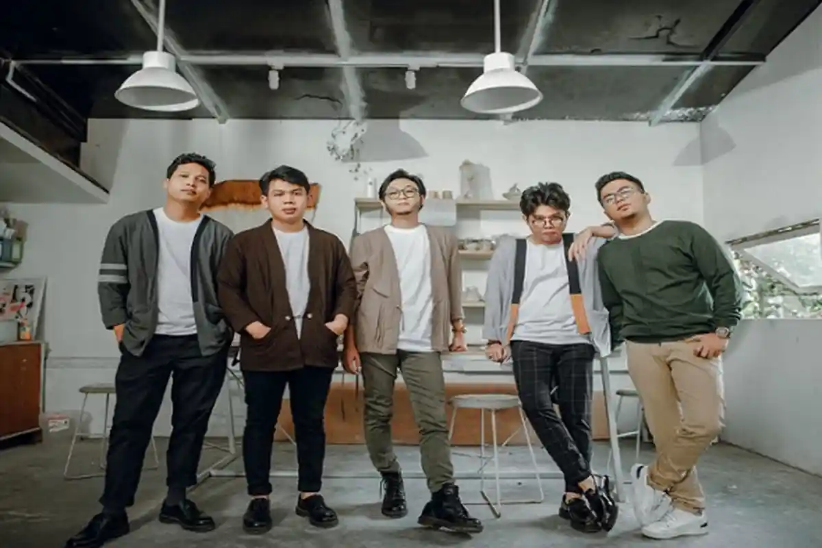 Chord dan Kunci Gitar Mawar Jingga Juicy Luicy : Ke Tujuan Sama Bertemu di Tengahnya